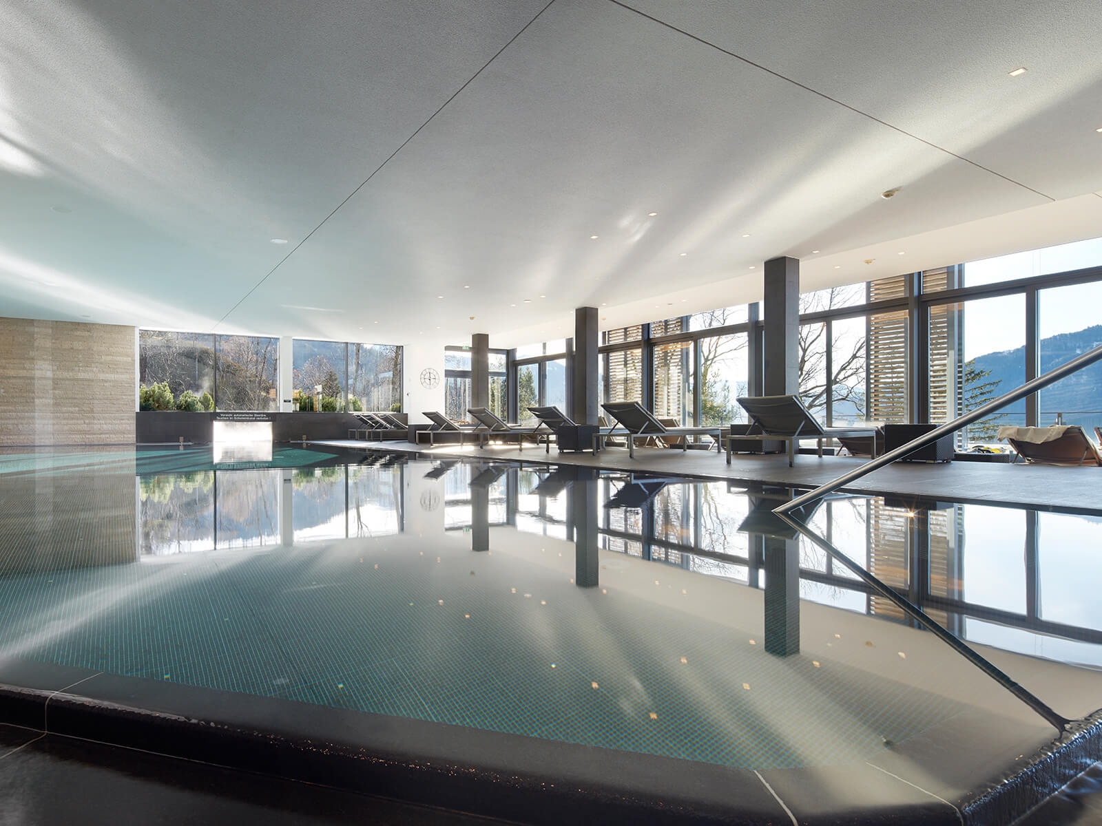 Der Innenpool und die Liegestühle im Hotel Das Tegernsee perfekt für einen Day Spa in Tegernsee