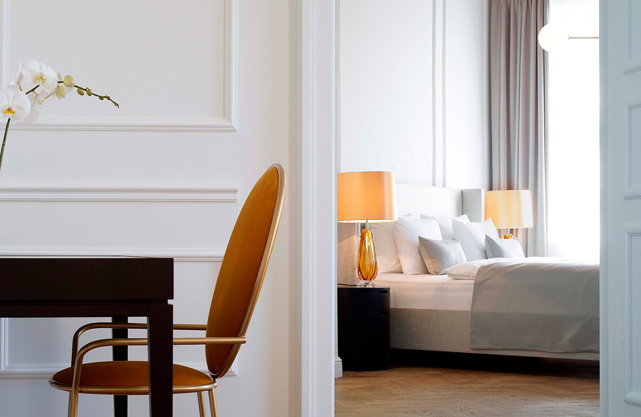 Blick vom Schreibtisch in das Schlafzimmer einer Luxussuite