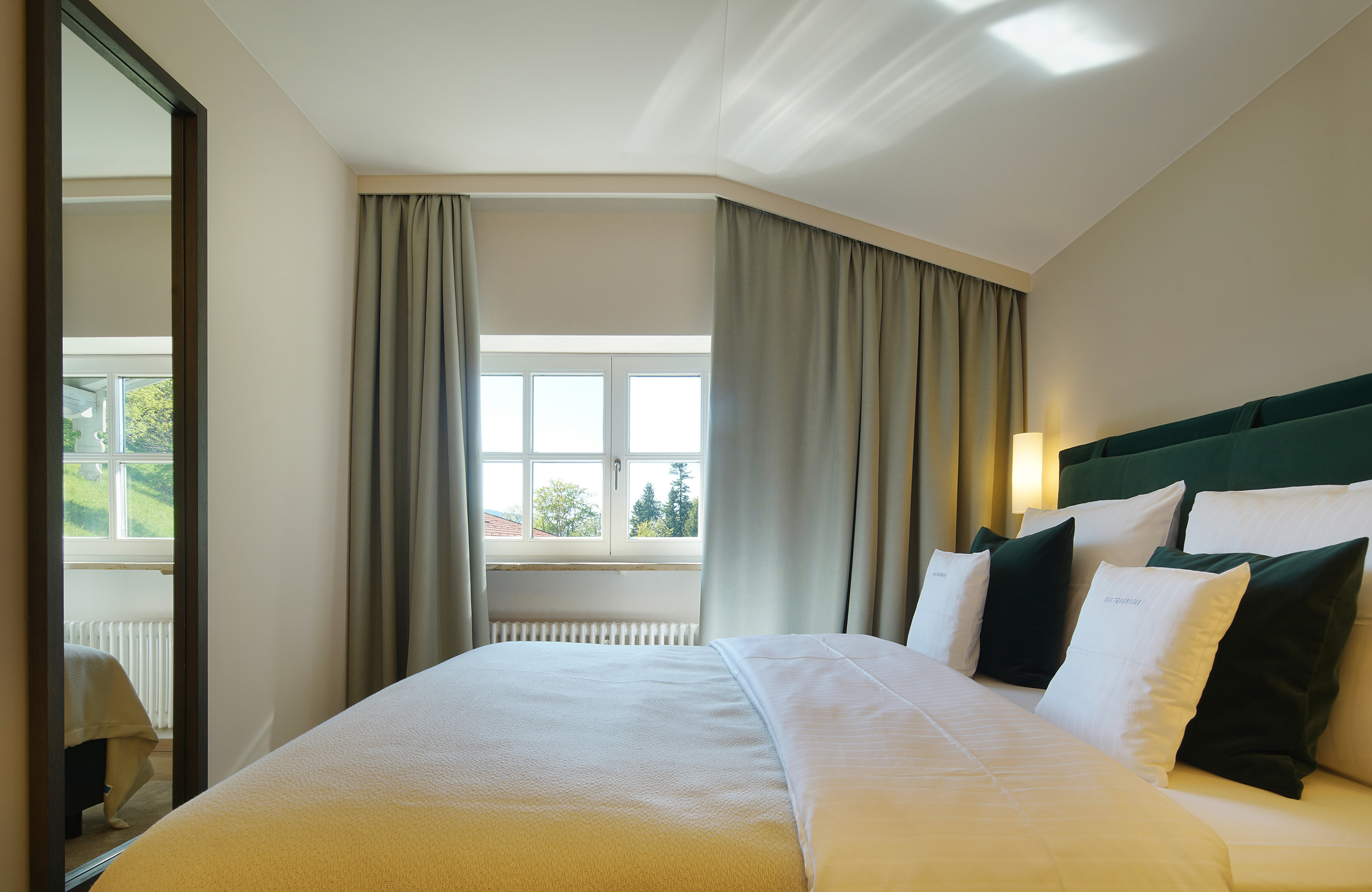 Aufnahme in einem kleinen gemütlichen Hotelzimmer mit großem Bett