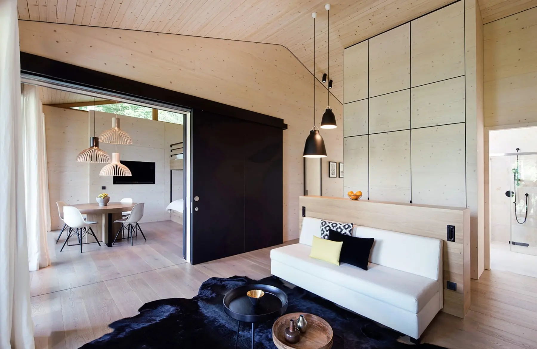 Blick auf die Ess- und Sitzecke im Alpenchalet-Apartment im Lifestyle Hotel in Bayern