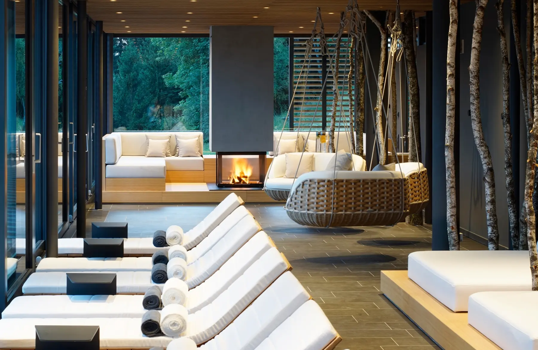 Liegestühle im Spa Ruheraum mit Hängeschaukeln im Lifestyle Hotel in Bayern