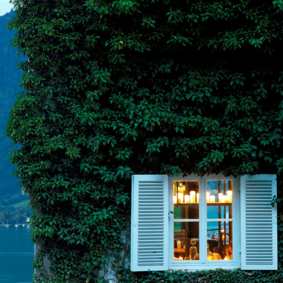Außenansicht der mit Efeu bewachsenen Hauswand des Hotels Das Tegernsee