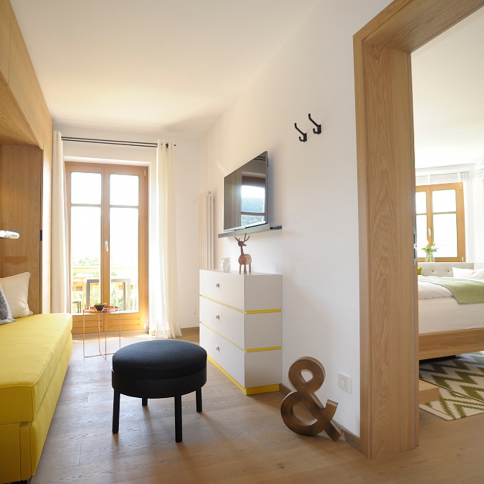 Ansicht eines Zimmers in der Superior Suite mit gelben Details