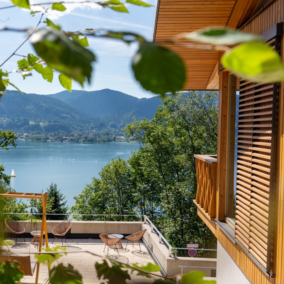 Blick über die Terrasse der Alpenchalets über den Tegernsee und in die Berge
