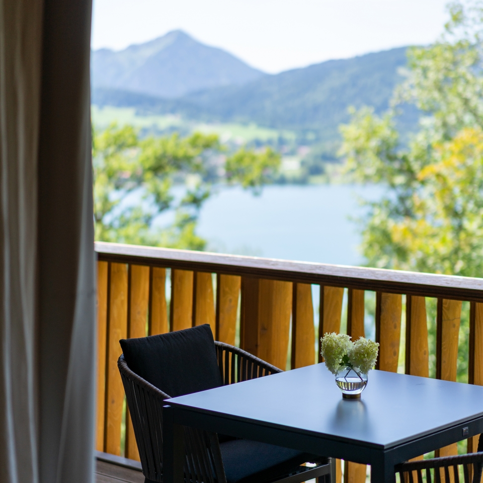 Blick vom Balkon über den Tegernsee mit gemütlicher Sitzgelegenheit