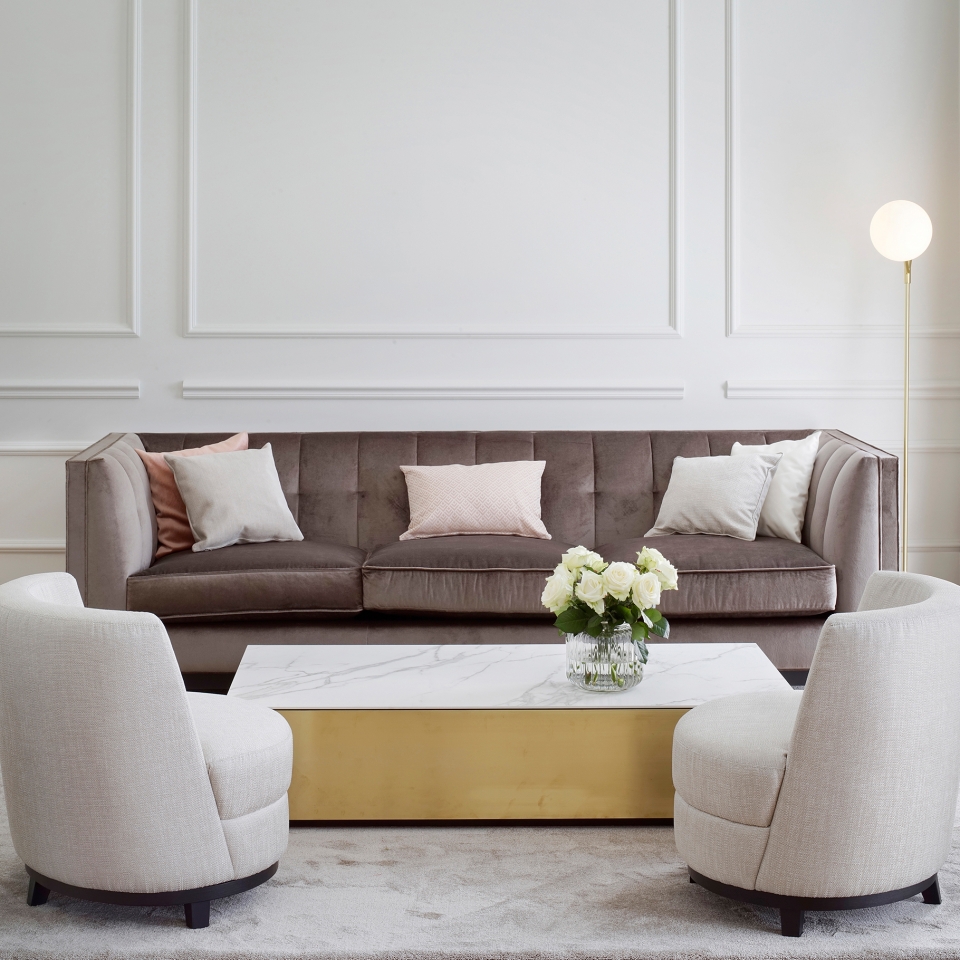 Eine in Grautönen gehaltene gemütliche Sofaecke einer Deluxe Suite