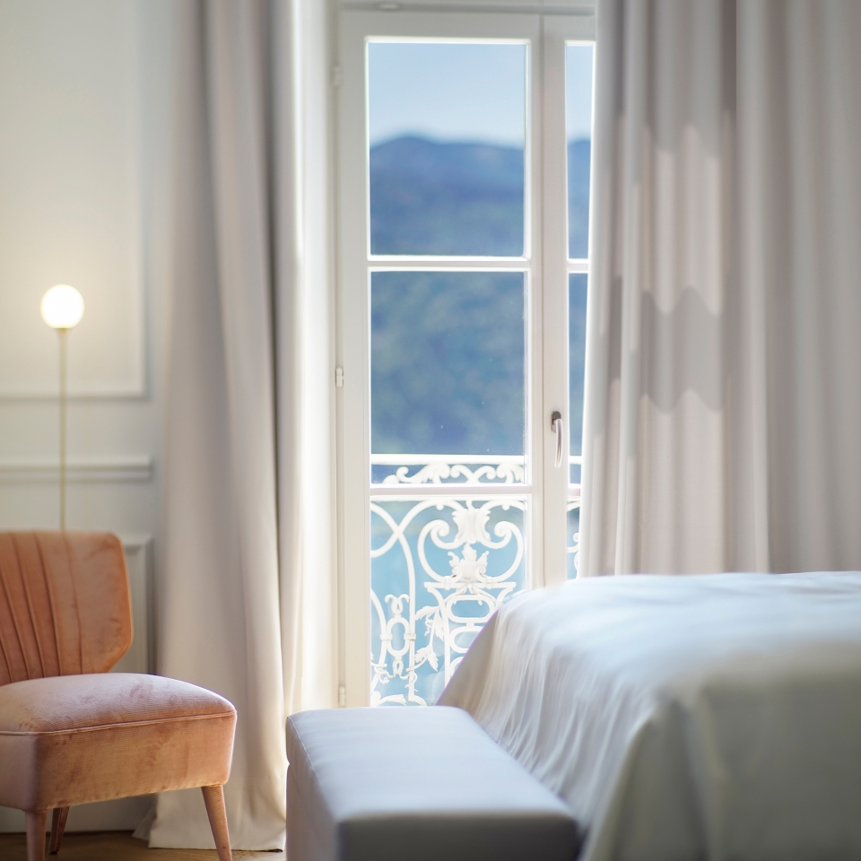 Aufnahme des Bettendes mit Blick aus dem Fenster auf den Tegernsee