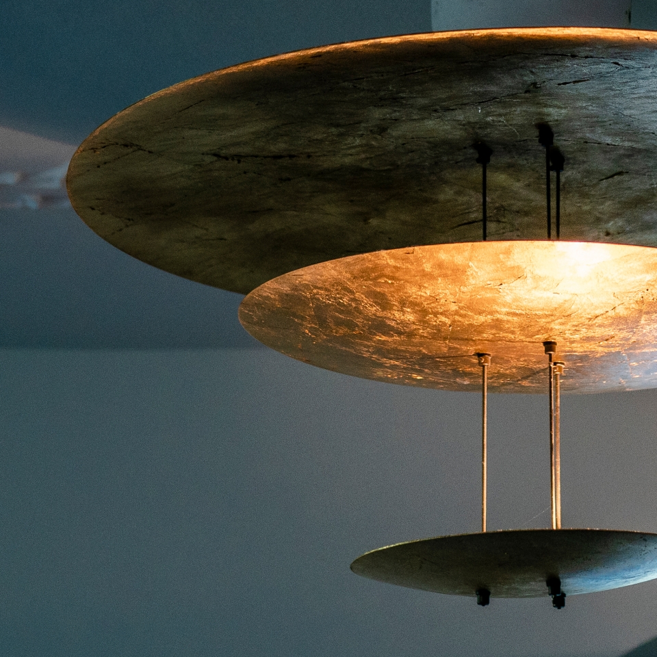 Nahaufnahme einer goldenen Designerlampe