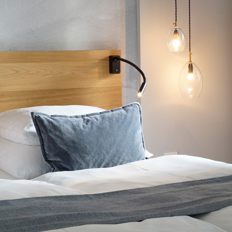 Detailaufnahme eines Kopfendes des gemütlichen Hotelbetts