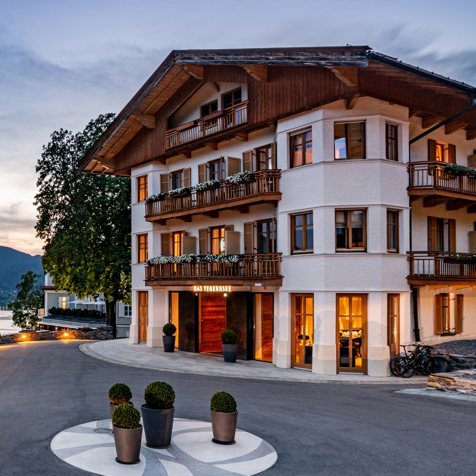 Der Haupteingang des Hotels DAS TEGERNSEE bei Sonnenuntergang