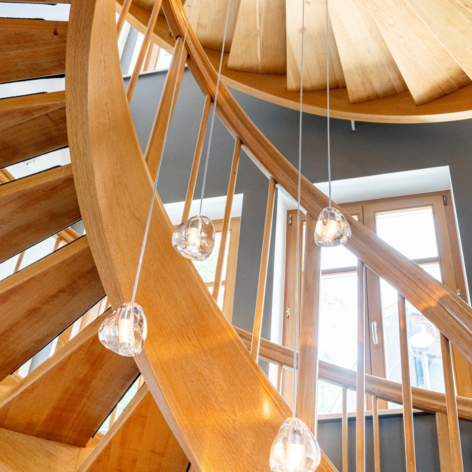 Blick hinauf einer hölzernen Wendeltreppe im Das Tegernsee