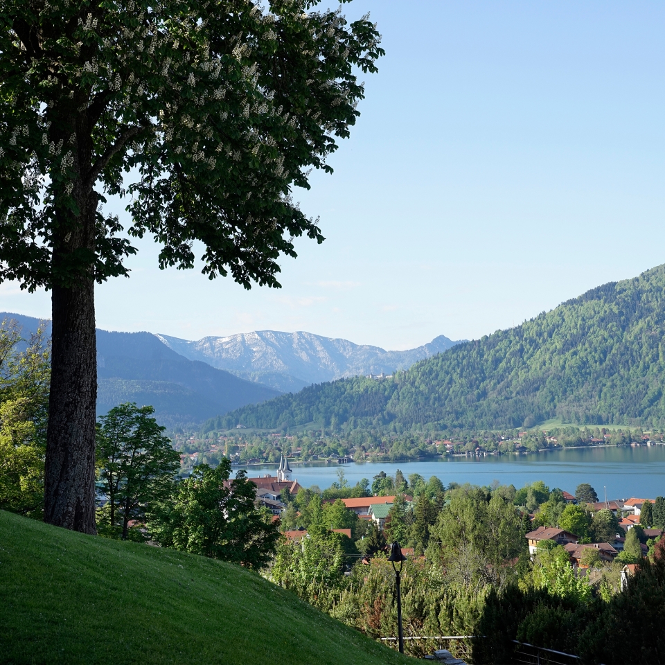 Blick über den Tegernsee bis in die Berge