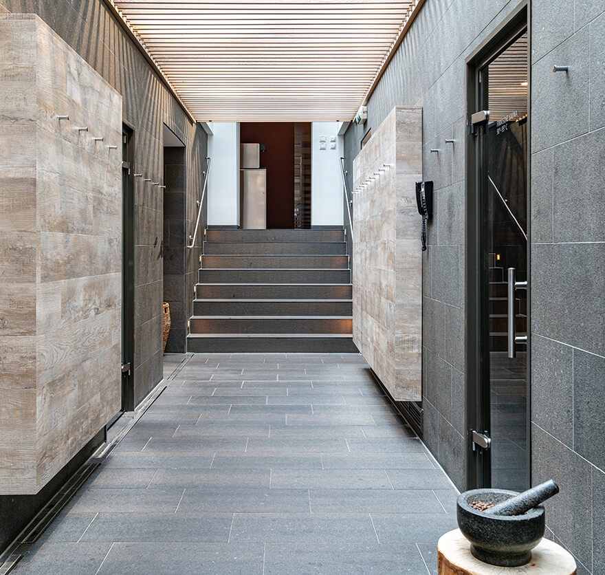 Der Flur zum Saunabereich im Day Spa in Tegernsee