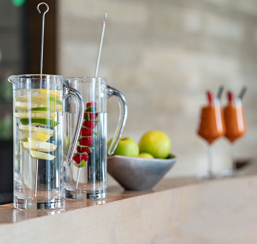 Nahaufnahme von zwei Karaffen Wasser mit Früchten als Erfrischung nach einem Day Spa in Tegernsee