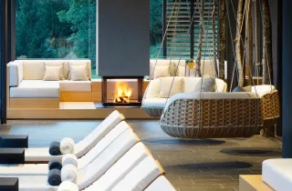 Spa Ruheraum mit Kamin und Hängeliege