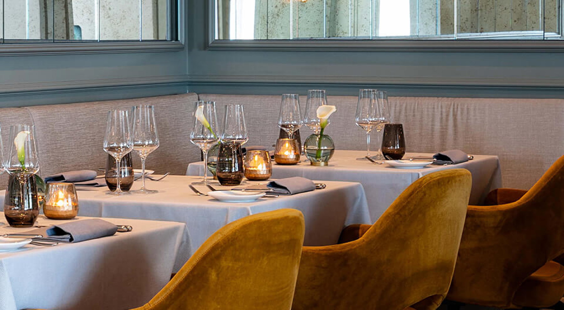 Gedeckte Tische im Restaurant am Tegernsee