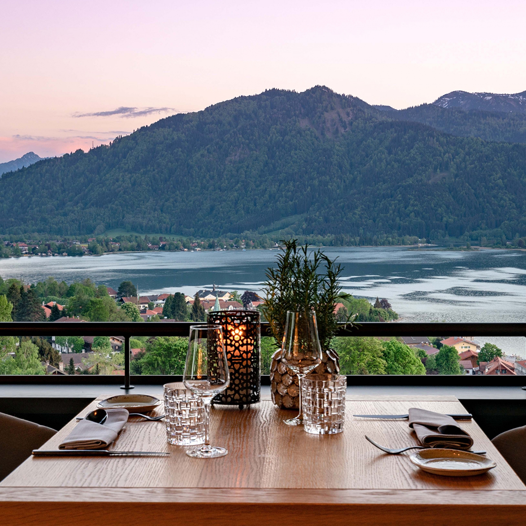 Alpenbrasserie mit Seeblick